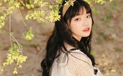 女子双腿跨坐男友裆部磨蹭